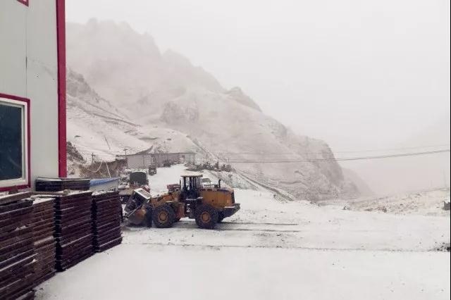 人間四月芳菲盡，山中春雪還復來
