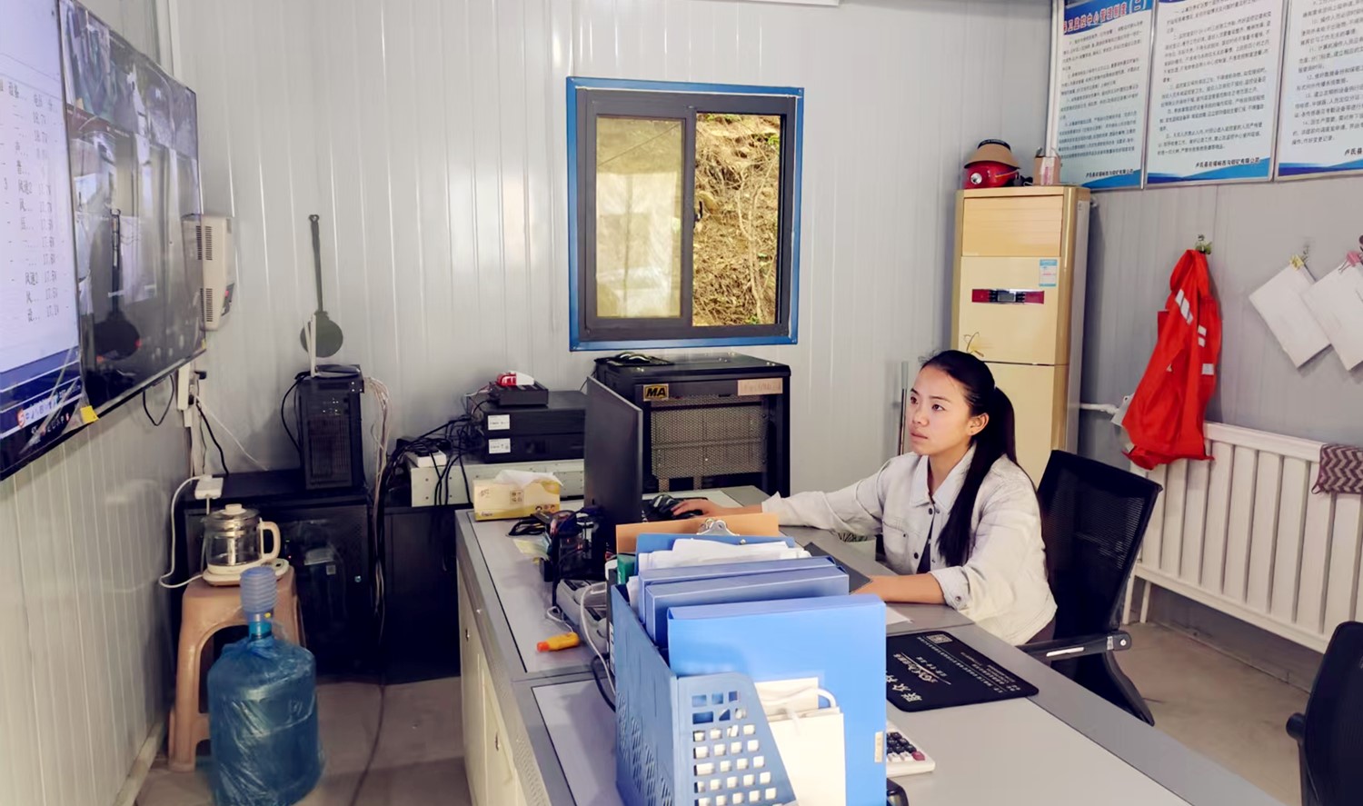 堅(jiān)守安全防線，綻放巾幗風(fēng)采｜記西溝鐵礦安全監(jiān)控員黃春玲