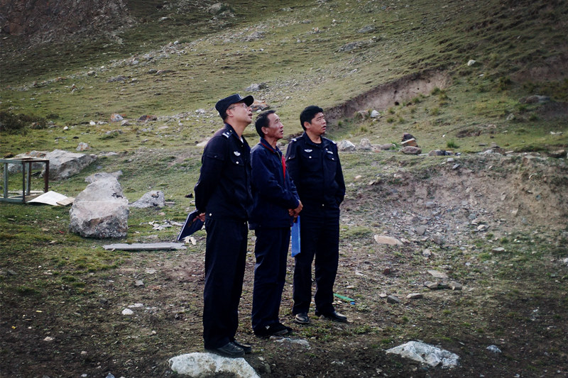 興?？h公安局治安大隊(duì)到銅鑫公司例行安全專項(xiàng)檢查